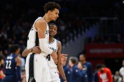 圣安东尼奥马刺续约达龙福克斯，获得嘉奖229亿美元合同资格