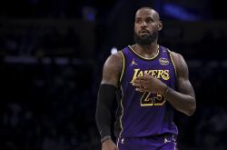 无视詹姆斯续约！湖人队内讧曝光！名记确认，退役巡演泡汤了