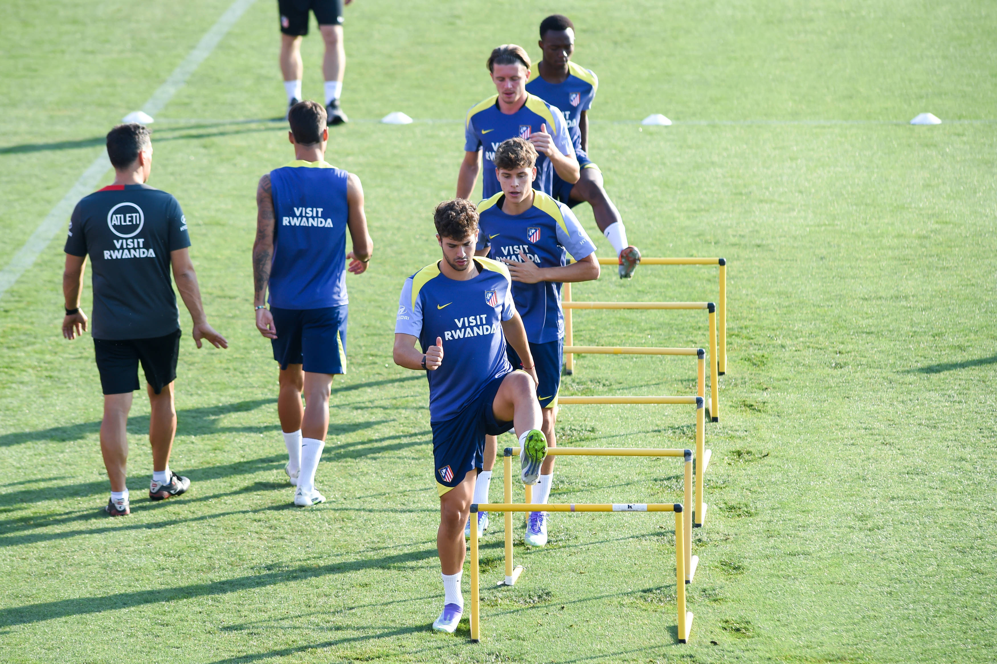 (体育)足球:马德里竞技一队备战新赛季