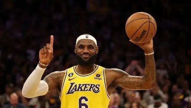 詹姆斯在人民日报撰文