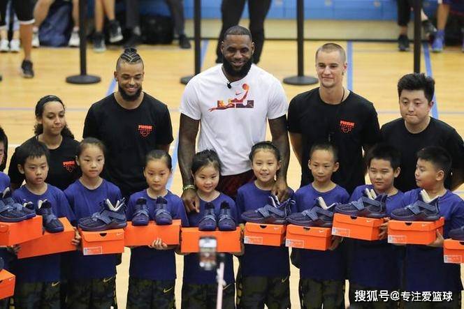 詹姆斯解雇保镖!向中国粉丝道歉,并且解释辱骂球迷的原因