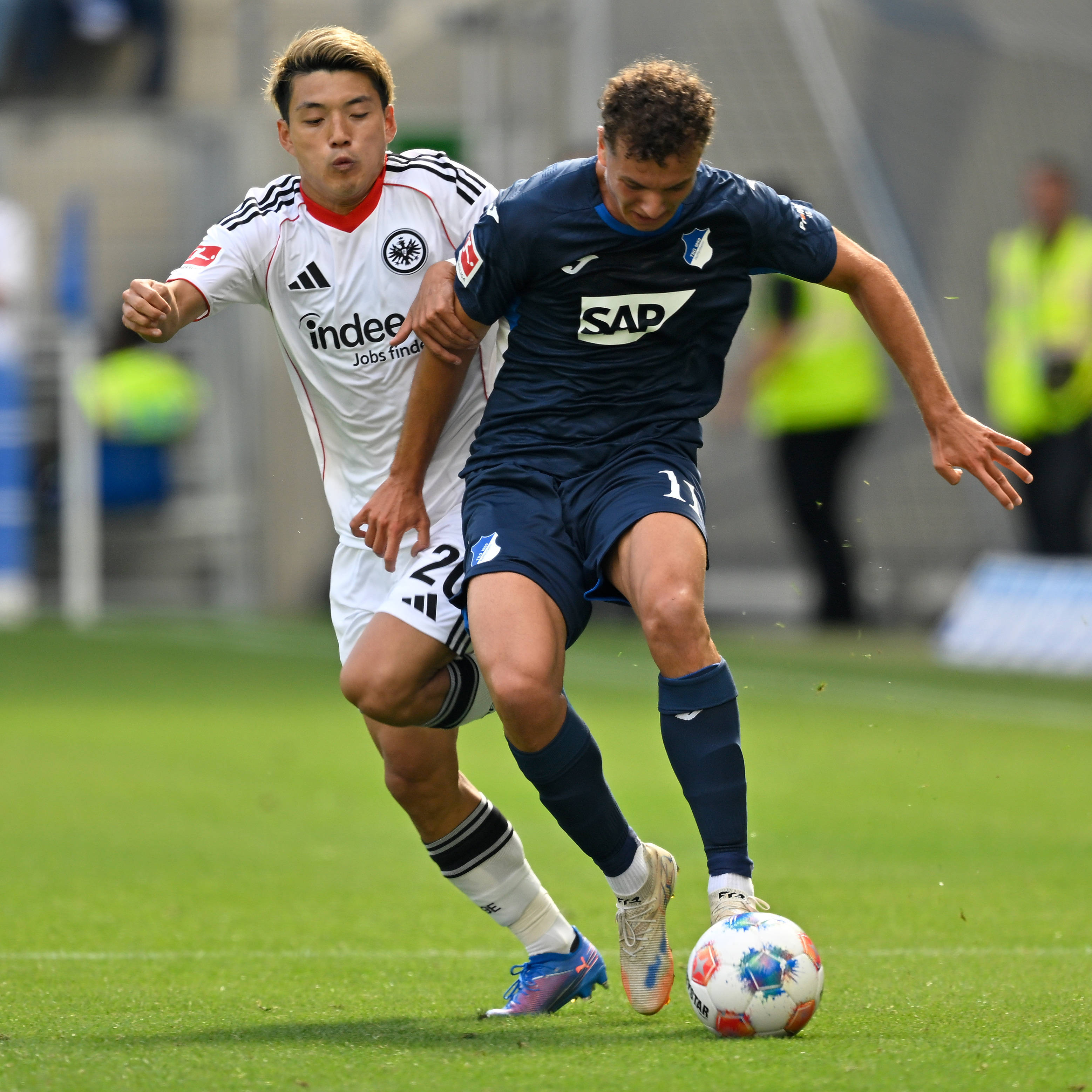 (体育)足球——德甲:法兰克福胜霍芬海姆