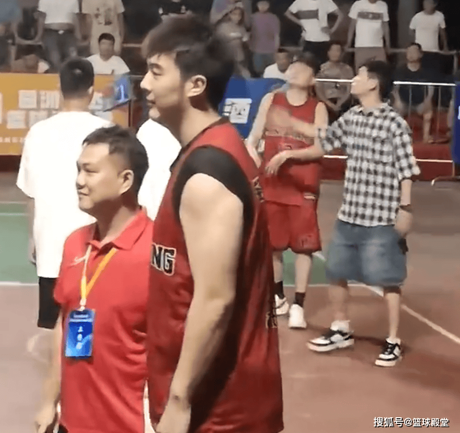 张明池彻底释放了！离开广东成大肥池，野球场嘻哈打快乐篮球！