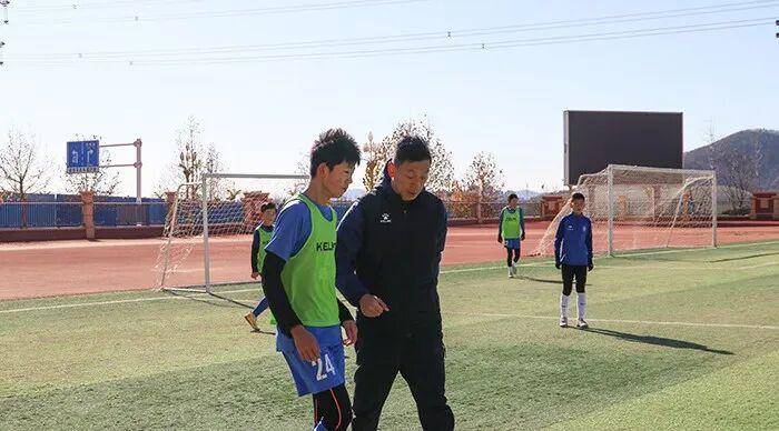 齐鲁超赛冠军球队进校园 泰安体教融合赋能青少年足球成长