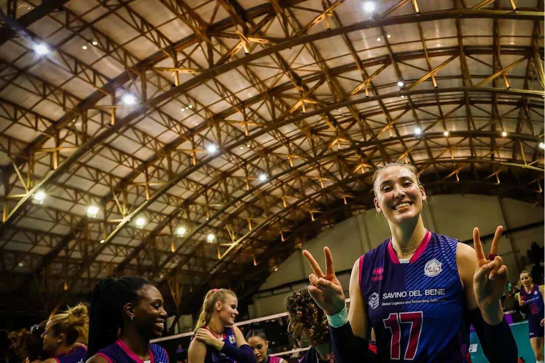 女排世俱杯冠军+MVP 安娃接受采访 坦言男排世俱杯支持石川祐希