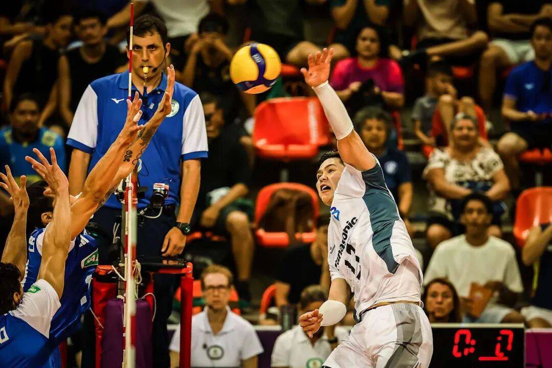 3-0！中国男排2米10巨人 世俱杯豪取开门红 西田有志11分