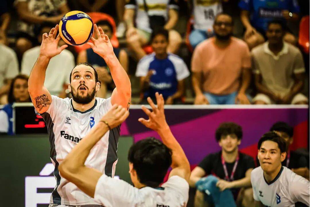 3-0！中国男排2米10巨人 世俱杯豪取开门红 西田有志11分