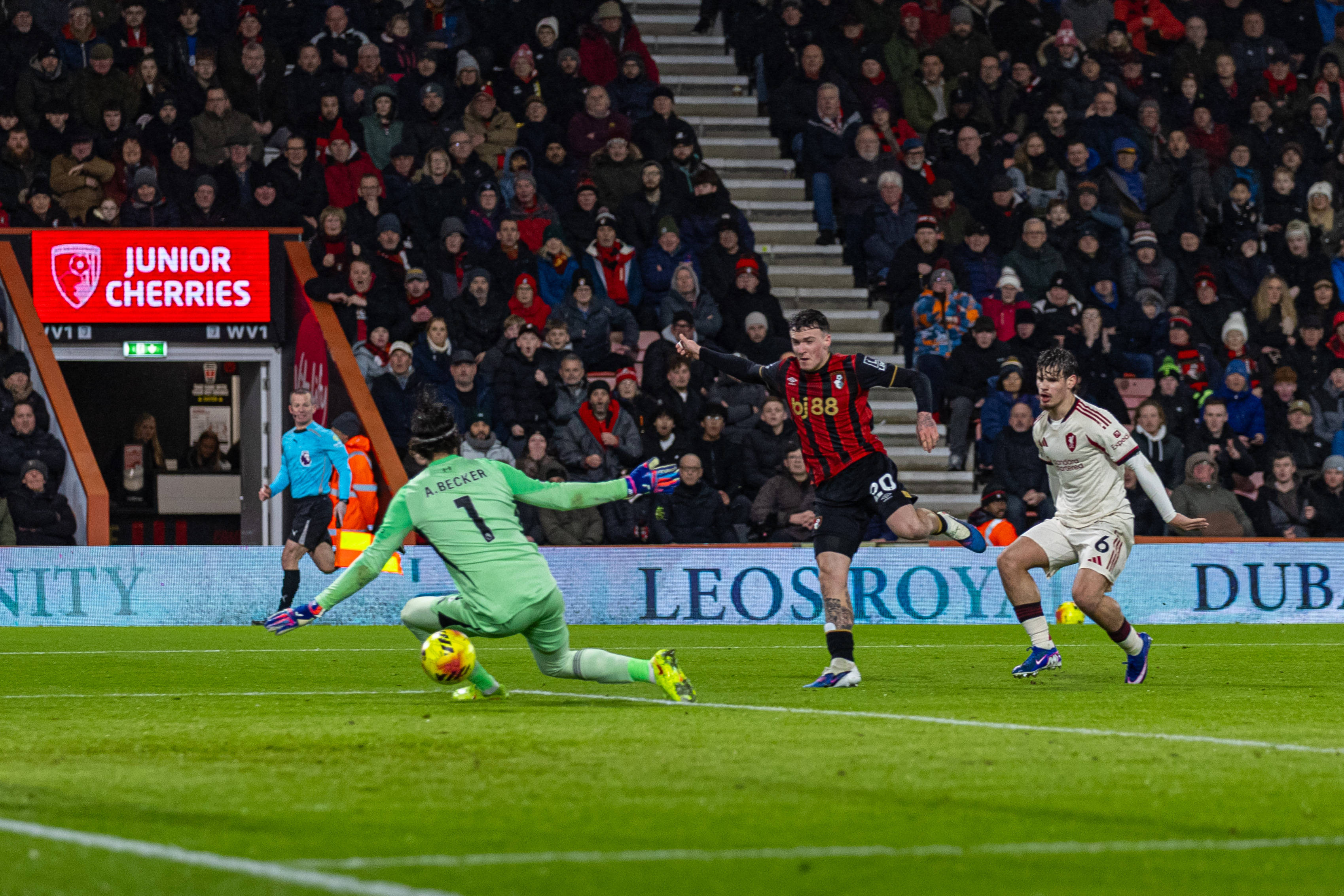 （体育）足球——英超：利物浦不敌伯恩茅斯