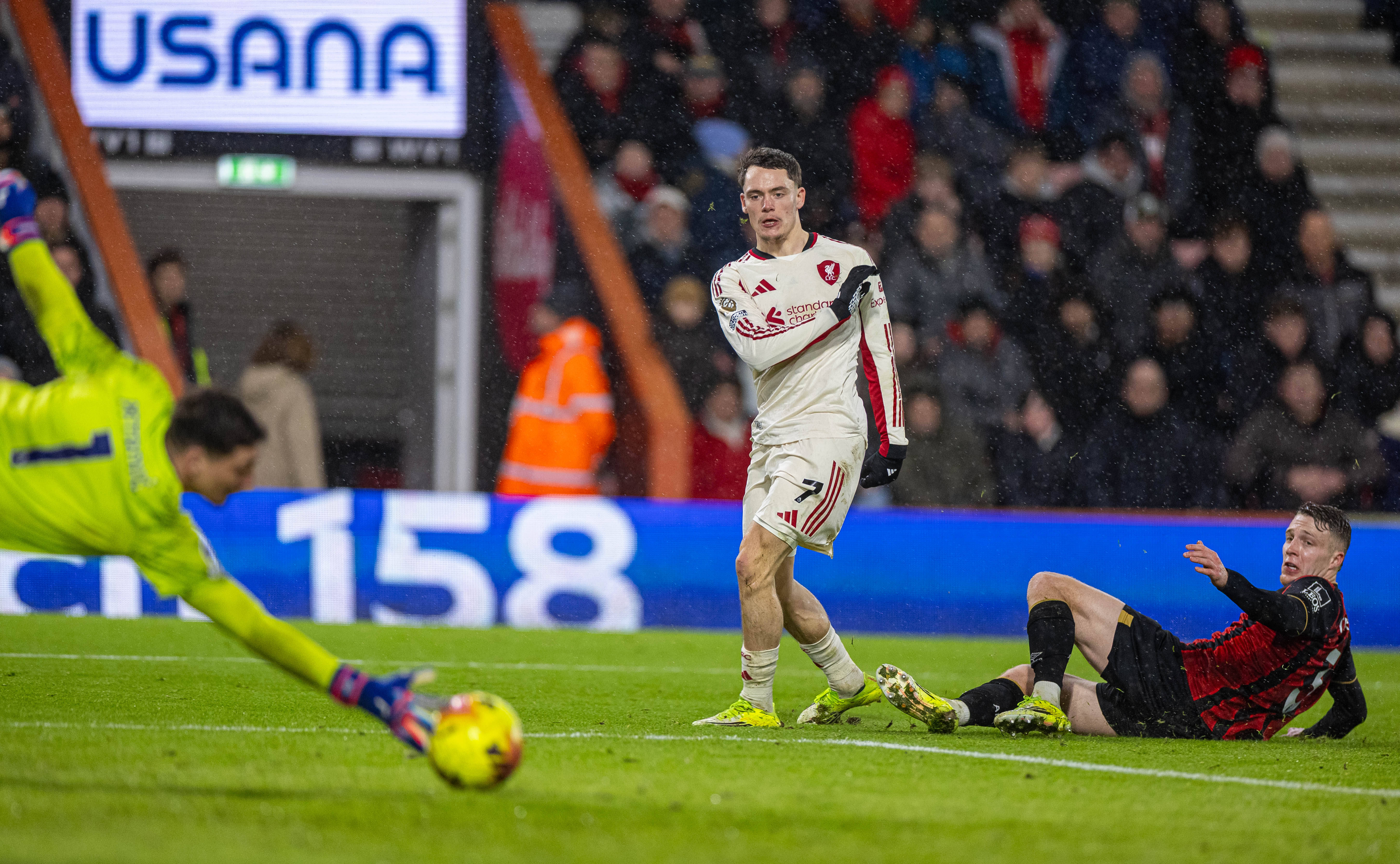 （体育）足球——英超：利物浦不敌伯恩茅斯